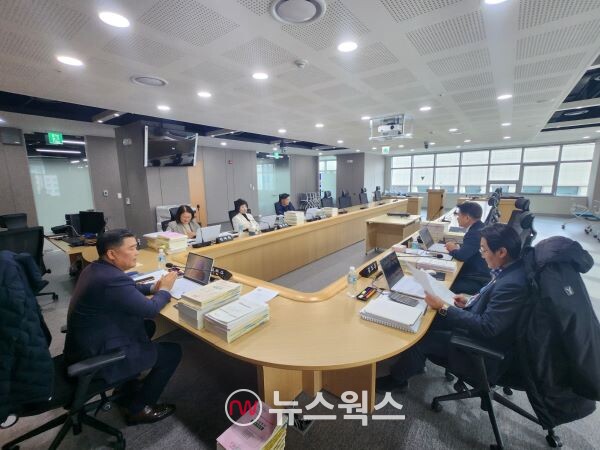 경기도의회 도교육청 예결특위가 경기도교육청 내년도 예산안 조정을 위한 소위원회를 열고 있다. (사진제공=경기도의회)