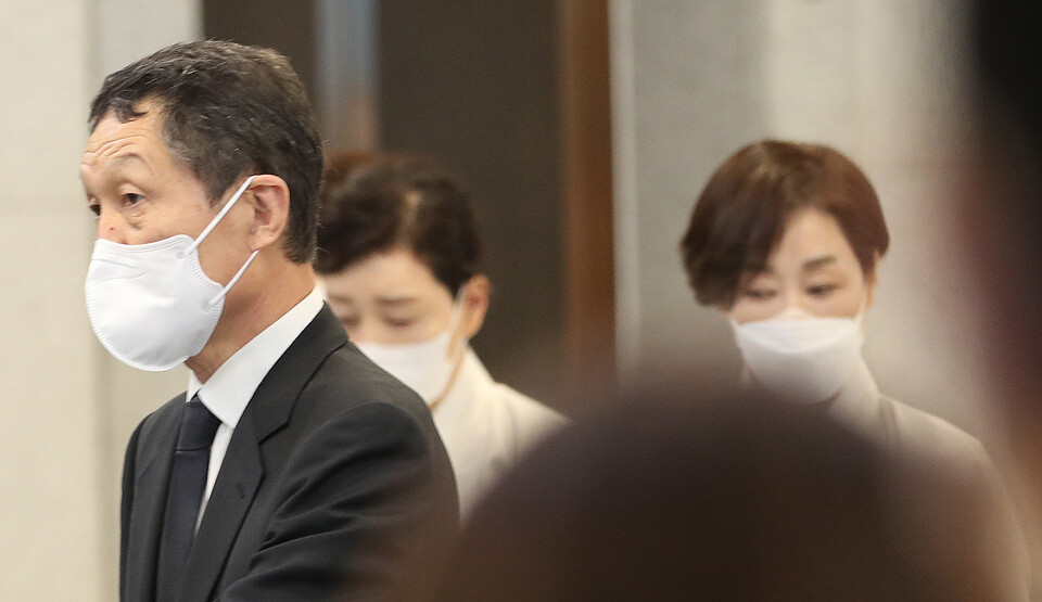 지난 2022년 고(故) 구자학 아워홈 회장의 영결식 당시, 장남 구본성 전 부회장과 막내딸 구지은 전 부회장이 들어서고 있다. (사진=뉴스1)