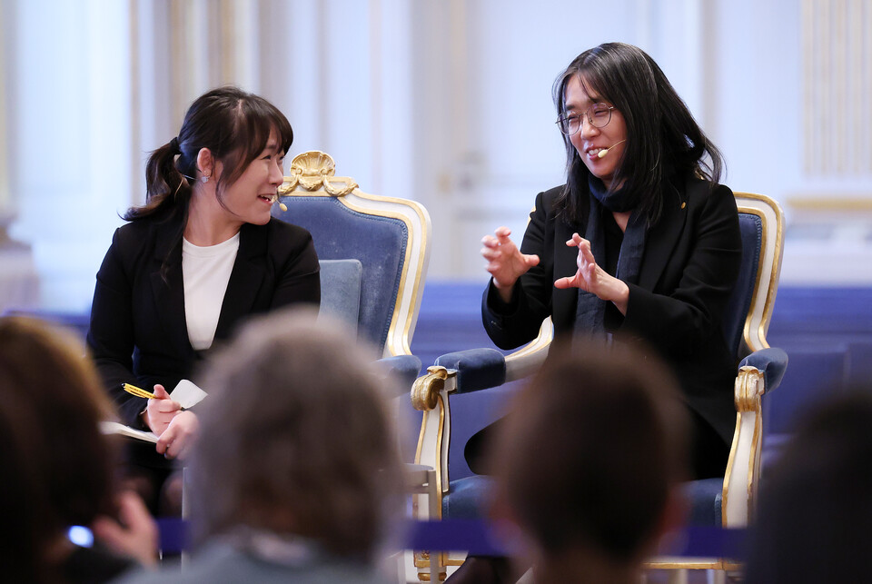 한강 작가가 지난 6일(현지시간) 스톡홀름 스웨덴 아카데미(스웨덴 한림원)에서 기자회견을 하고 있다. (사진=뉴스1)