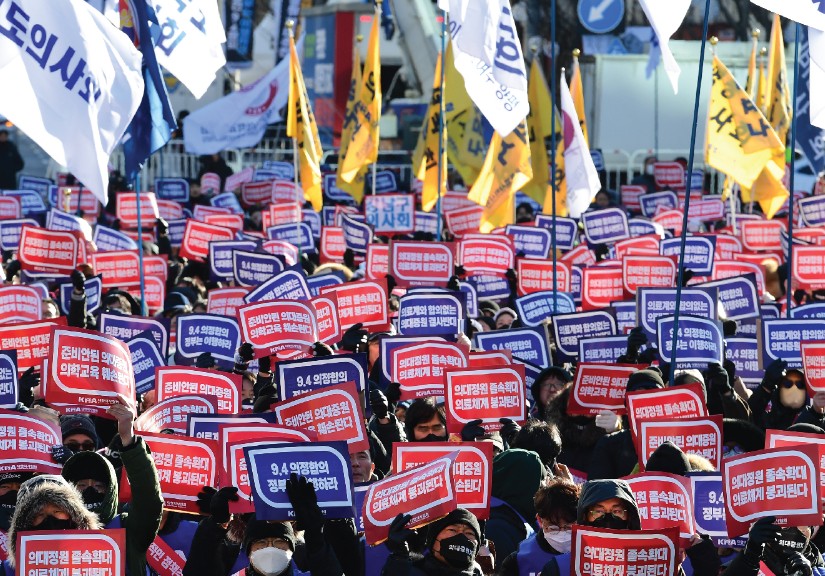 지난 3월 3일 서울 영등포구 여의대로에서 열린 '의대정원 증원 및 필수의료 패키지 저지를 위한 전국 의사 총궐기 대회'에서 참석자들이 구호를 외치고 있다. (출처=대한의사협회 홈페이지)