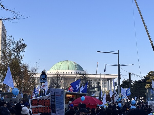 지난 14일 대통령 탄핵을 요구하고 있는 시민들이 국회 앞에 모여 있다. (사진=허운연 기자)
