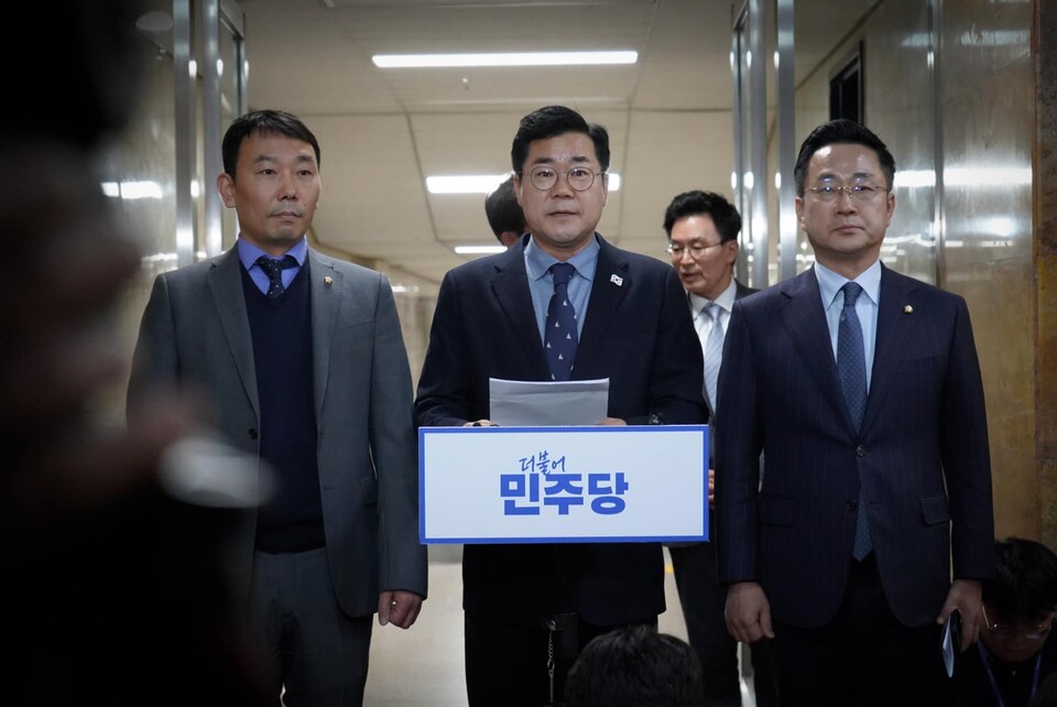 민주당이 국회에서 열린 의원총회 직후 박찬대(가운데) 민주당 원내대표가 기자들 앞에서 백브리핑을 하고 있다. (출처=박찬대 원내대표 페이스북)