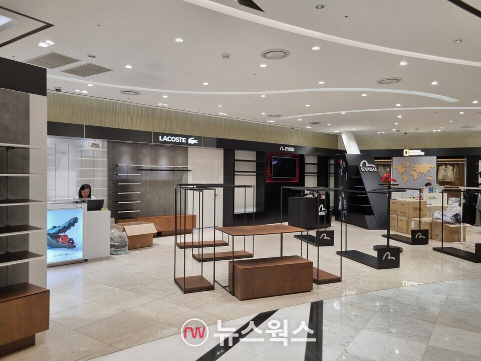 지난 8월 서울 송파구 롯데타워 면세점에 입점한 브랜드들이 매대를 정리하고 철수에 나선 모습. (사진=김상우 기자)