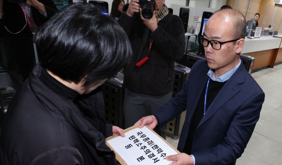 한덕수 대통령 권한대행 국무총리 탄핵안이 가결된 27일 오후 서울 세종대로 정부서울청사에 탄핵소추의결서 등본이 도착하고 있다. (사진제공=뉴스1)