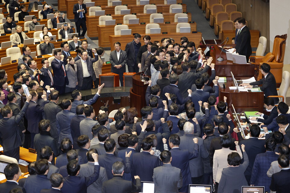 우원식 국회의장이 27일 오후 서울 여의도 국회 본회의장에서 열린 제420회 국회(임시회) 제2차 본회의에서 한덕수 국무총리 탄핵소추 의결을 정족수 재적 과반(151명)으로 결정하자, 국민의힘 의원들이 일제히 항의하고 있다. (사진=뉴스1)