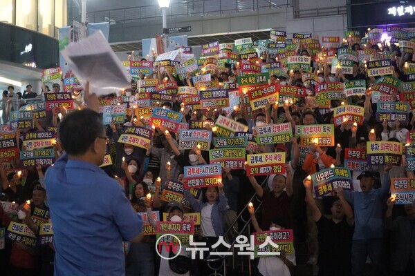 정의정 한국주식투자자연합회(한투연) 대표와 회원들이 지난 9월 서울역 광장에서 '제3차 금융투자소득세(금투세) 폐지 촉구 촛불집회'를 열고 시위하고 있다. (사진=박성민 기자)