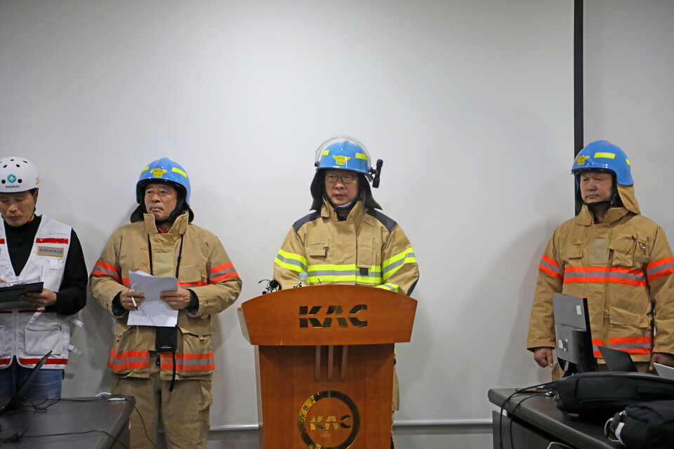 29일 오전 전남 무안국제공항 활주로에 여객기가 추락한 사고와 관련해 이정현 무안소방서장이 브리핑을 하고 있다. (사진=뉴스1)