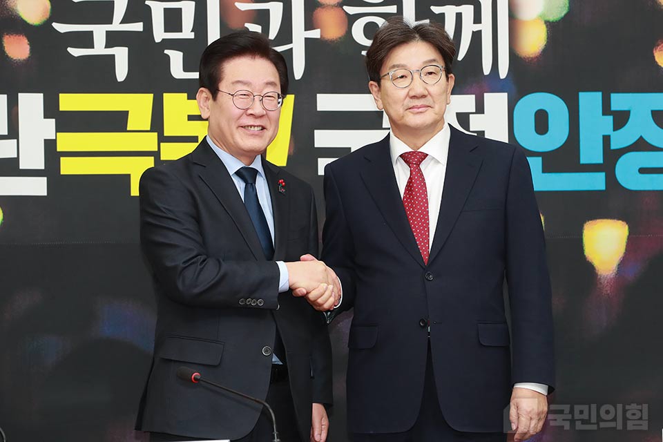 지난 18일 오후 권성동(오른쪽) 국민의힘 대표 권한대행이 국회에서 이재명 더불어민주당 대표를 예방해 악수하고 있다. (사진제공=국민의힘)