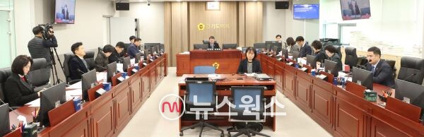 경기도의회 경기도교육청 예산결산특별위원회 위원들이 내년도 도교육청 교육예산안을 심사하고 있다.(사진제공-=경기도교육청)