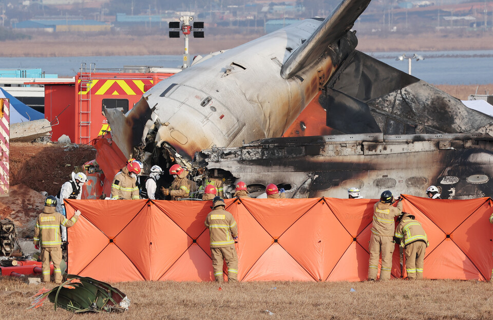 29일 오후 전남 무안국제공항에서 발생한 항공기 추락 사고 현장에서 소방대원들이 사고 현장을 수습하고 있다. (사진=뉴스1)