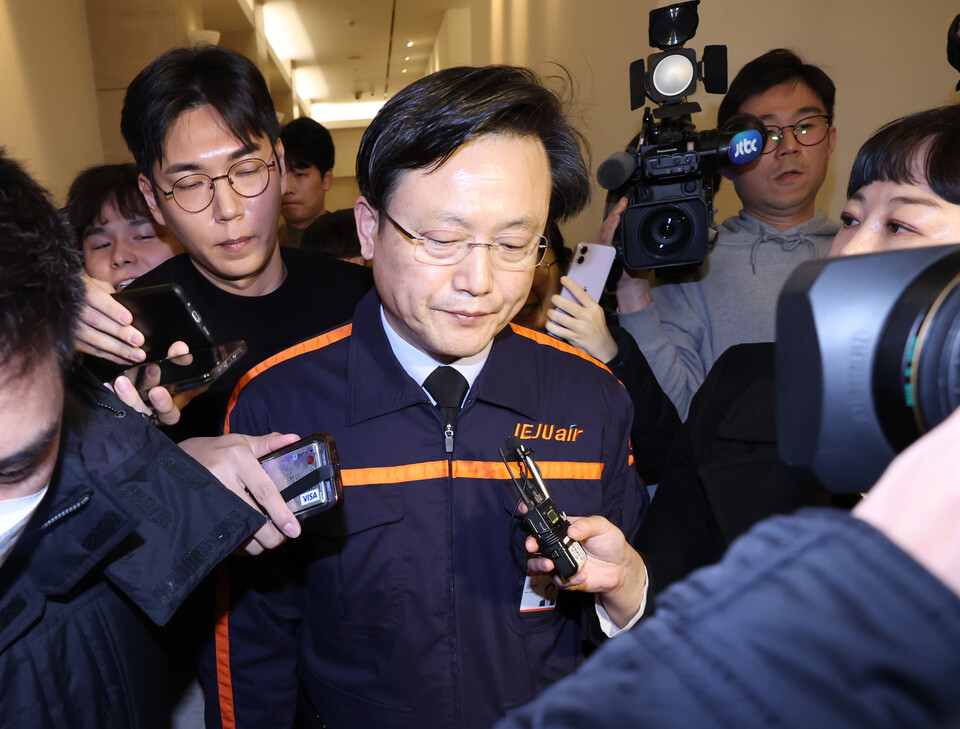 김이배 제주항공 대표가 29일 오후 서울 강서구 메이필드 호텔에 마련된 임시 프레스센터에서 무안국제공항 여객기 사고 관련 브리핑을 마치고 취재진에 둘러싸여 퇴장하고 있다. (사진=뉴스1)