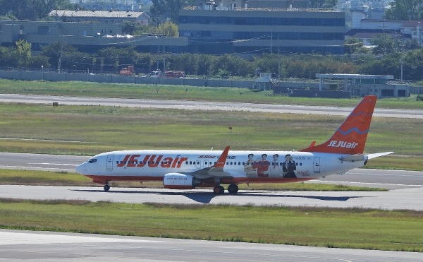 애경그룹이 운영하고 있는 제주항공의 비행기가 김포공항에서 대기 중이다. (사진=뉴스웍스 DB)