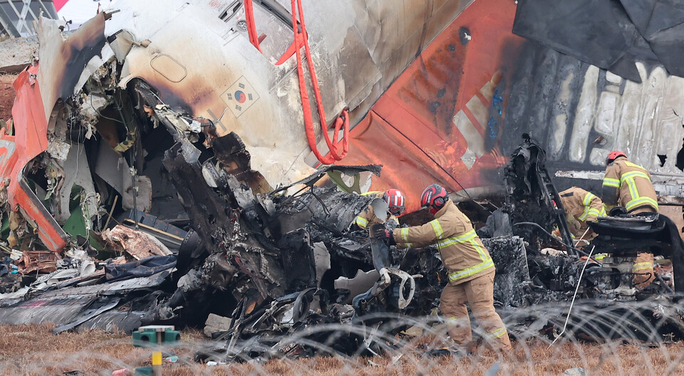 30일 오전 전남 무안국제공항에서 소방대원들이 전날 발생한 제주항공 여객기 충돌 폭발 사고 잔해를 수색하고 있다. 2024.12.30/뉴스1