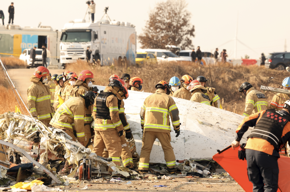 29일 전남 무안국제공항 활주로에 여객기가 추락해 사고 수습이 이뤄지고 있다. (사진=뉴스1)
