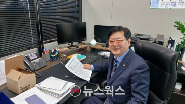 이선구 경기도의원이 27일 집무실에서 뉴스웍스와 인터뷰를 하고 있다. (사진=최윤희 기자)