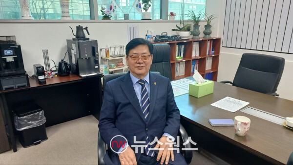 이준구 의원이 본보와의 인터뷰에 응하고 있다. (사진=최윤희 기자)