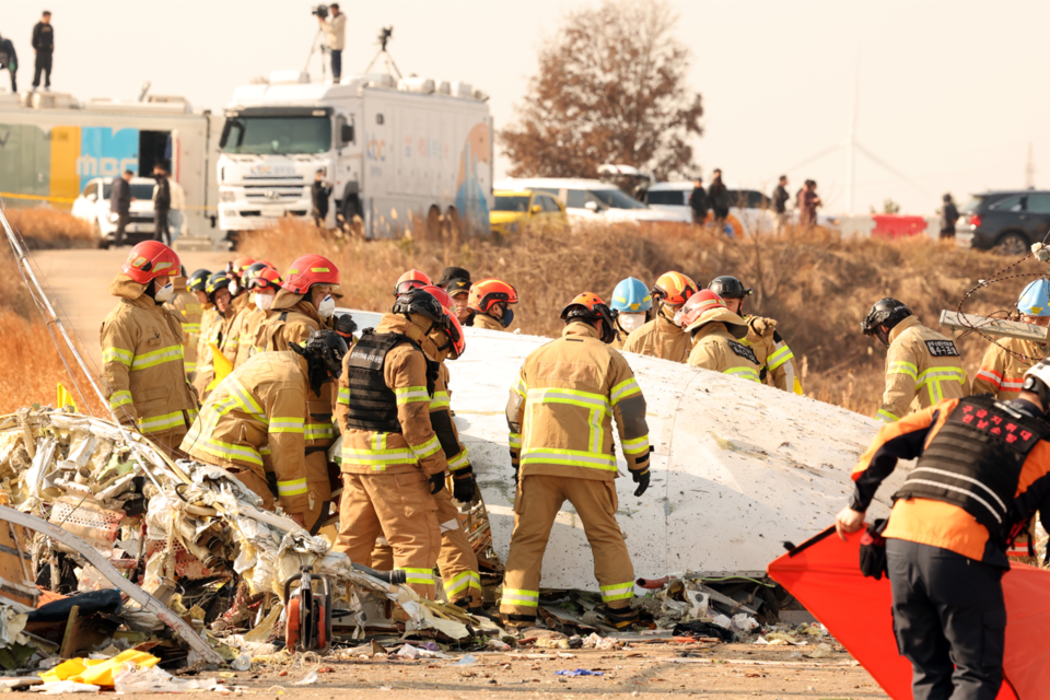 29일 전남 무안국제공항 활주로에 여객기가 추락해 사고 수습이 이뤄지고 있다. (사진=뉴스1)