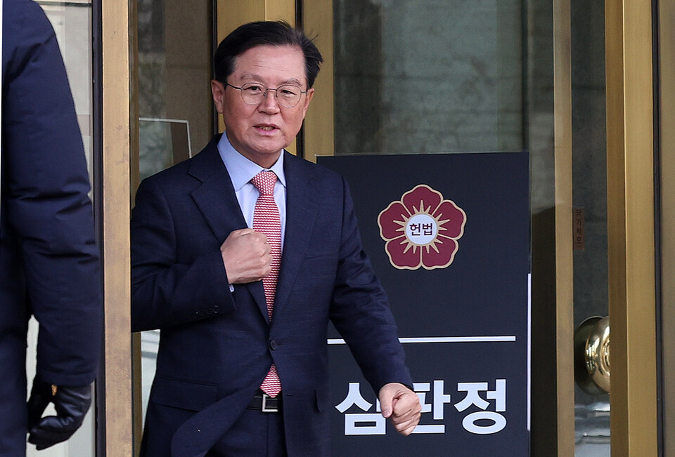 윤석열 대통령 측 대리인인 윤갑근 변호사가 지난 27일 서울 종로구 헌법재판소에서 열린 윤석열 대통령 탄핵 심판 첫 변론준비기일을 마친 뒤 소심판정을 나서고 있다. (사진=뉴스1)