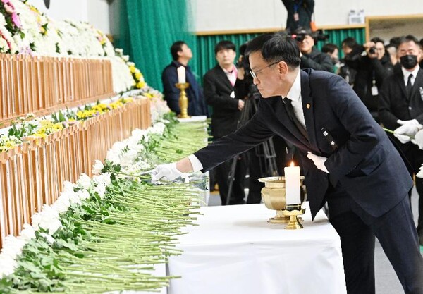최상목 대통령 권한대행 부총리 겸 기획재정부 장관이 지난 30일 오후 전남 무안스포츠파크에 마련된 제주항공 여객기 사고 희생자 합동분향소를 방문해 조문하고 있다. (사진제공=기획재정부)