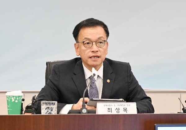 최상목 부총리가 지난달 26일 서울 영등포구 중소기업중앙회에서 열린 '중소기업인 간담회'에서 인사말을 하고 있다. (사진제공=기획재정부)