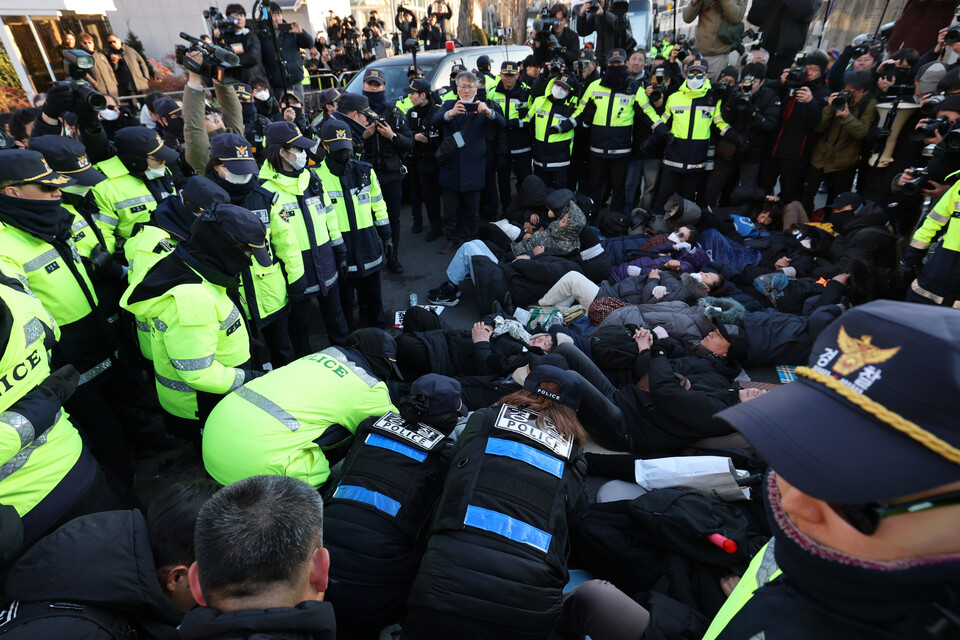 2일 서울 용산구 윤석열 대통령 관저 입구 앞에서 경찰 병력이 농성중이던 보수단체 회원 및 윤 대통령 지지자들을 강제해산 시키고 있다. (사진=뉴스1)