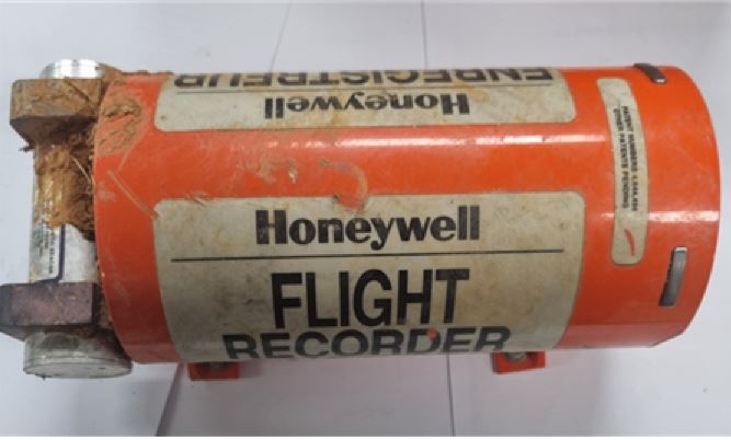 사고기에서 수습된 블랙박스 내 비행기록장치(FDR). (사진제공=국토부)