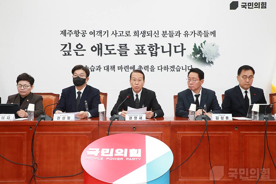 권영세(가운데) 국민의힘 비상대책위원장이 지난 2일 국회에서 열린 '비상대책위원회의'에서 발언하고 있다. (사진제공=국민의힘)