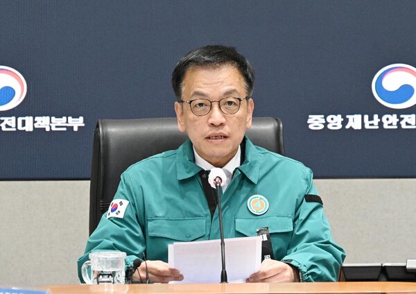 최상목 대통령 권한대행 부총리 겸 기획재정부 장관이 정부서울청사에서 '제주항공 여객기 사고 중앙안전재난대책본부 회의'를 주재하고 있다. (사진제공=기획재정부)