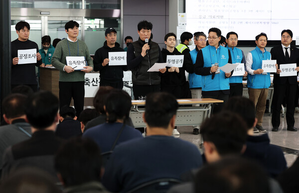 무안 제주항공 여객기 참사 유족대표단 이혁 장례위원장이 4일 전남 무안국제공항에서 공정하고 투명한 조사와 유족 의견진술권 보장을 촉구하는 성명을 발표하고 있다. (사진=뉴스1)