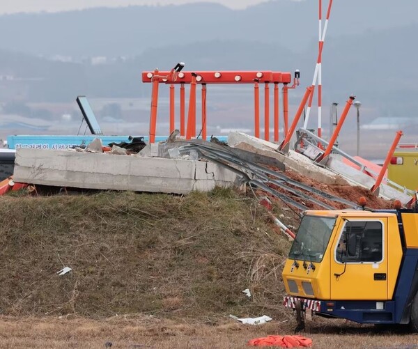 무안국제공항 로컬라이저 둔덕이 파손된 모습. (사진=뉴스1)