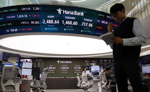 전날 서울 중구 하나은행 본점 딜링룸 전광판에 종가가 표시되고 있다. (사진=뉴스1)