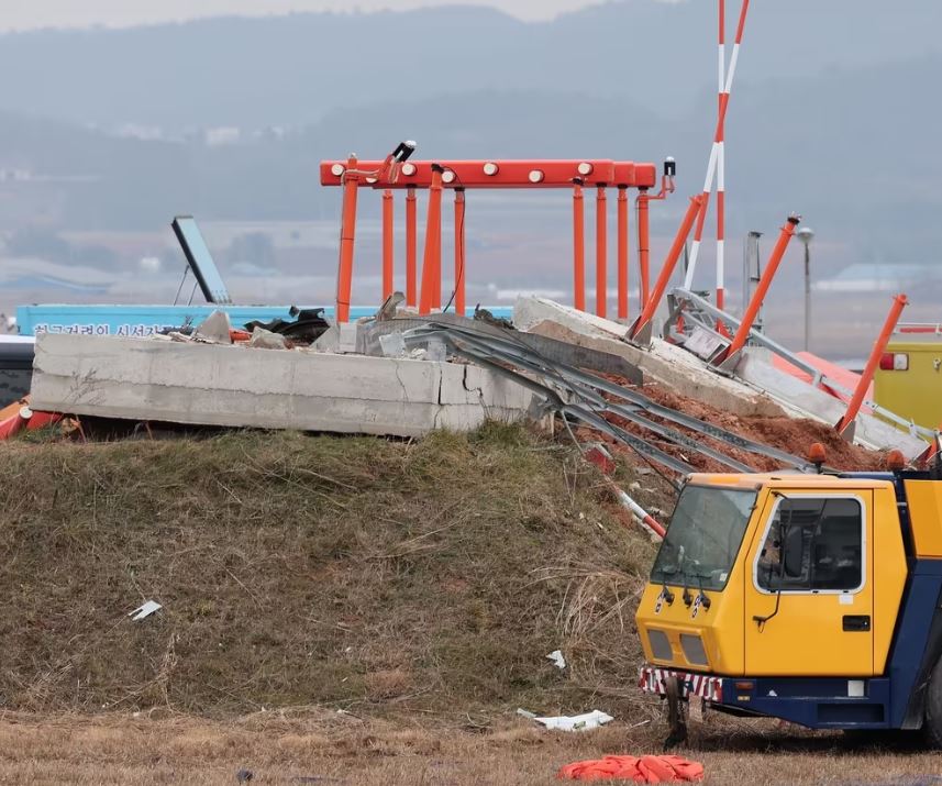 무안국제공항 로컬라이저 둔덕이 파손된 모습. (사진=뉴스1)
