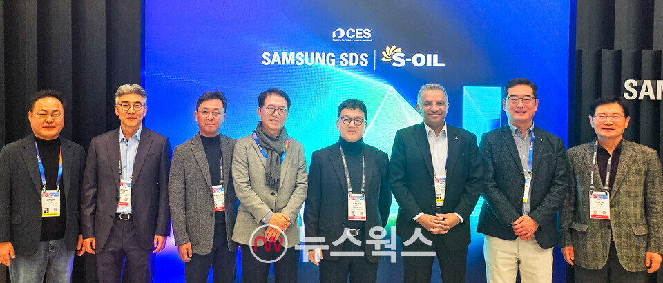 7일(현지시간) 미국 라스베이거스 CES 2025 행사장에서 안와르 알 히즈아지(오른쪽 세 번째) 에쓰오일 CEO 등 경영진이 삼성 SDS 전시장을 참관한 후 관계자들과 기념 촬영을 하고 있다. (사진제공=에쓰오일)