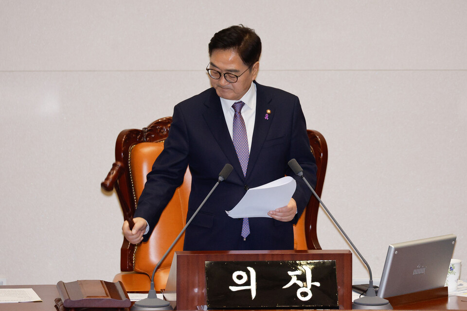 우원식 국회의장이 8일 국회에서 열린 제420회국회(임시회) 제4차 본회의에서 쌍특검법(내란·김건희 여사 특검법), 농업4법(양곡관리법·농수산물가격안정법·농어업재해대책법·농어업재해보험법 개정안) 등 8개 법안 재의의 건에 대해 부결을 알리고 있다. (사진=뉴스1)