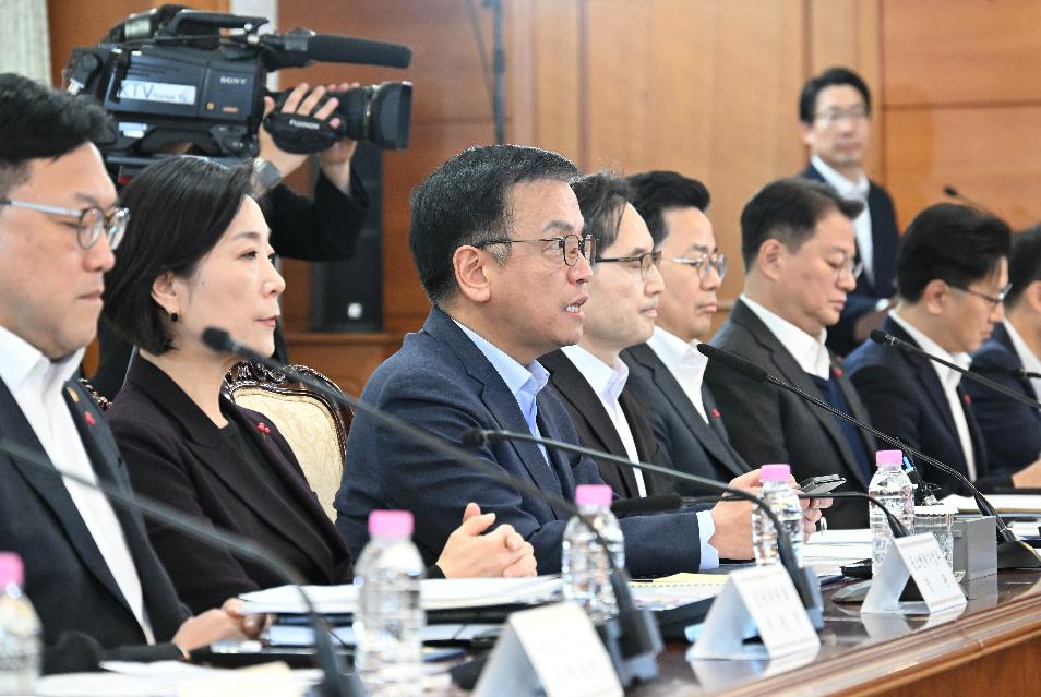 최상목 대통령 권한대행 부총리 겸 기획재정부 장관이 8일 오후 서울 종로구 정부서울청사에서 열린 '2025년 경제1 분야 주요 현안 해법 회의'에서 모두발언을 하고 있다. (출처=기획재정부 홈페이지)