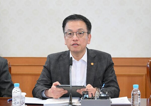 최상목 대통령 권한대행 부총리 겸 기획재정부 장관이 10일 정부서울청사에서 열린 '2025년 사회1 분야 주요 현안 해법 회의'에서 모두발언을 하고 있다. (사진제공=기획재정부)