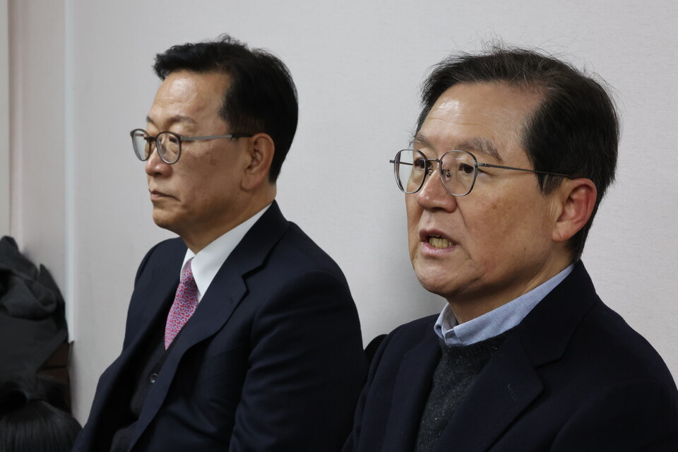 윤석열 대통령의 탄핵심판 법률대리인단인 윤갑근(오른쪽), 석동현 변호사가 지난 9일 오후 서울 서초구 석동현 변호사 사무실에서 외신기자 대상으로 열린 기자회견에 참석해 입장을 밝히고 있다. (사진=뉴스1)