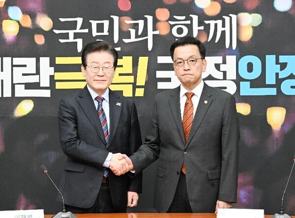 최상목(오른쪽) 대통령 권한대행 부총리 겸 기획재정부 장관이 지난 13일 오전 서울 영등포구 국회에서 이재명 더불어 민주당 대표와 면담에 앞서 기념사진을 찍고 있다. (사진제공=기획재정부)