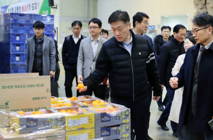 박범수 농식품부 차관이 14일 농협 안성물류센터를 방문해 설 명절 성수품 수급 상황을 점검하고 있다. (사진제공=농식품부)