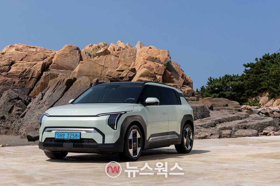 '2025 세계 여성 올해의 차' 콤팩트 SUV 부문에서 수상한 기아 'EV3'. (사진제공=현대차그룹)