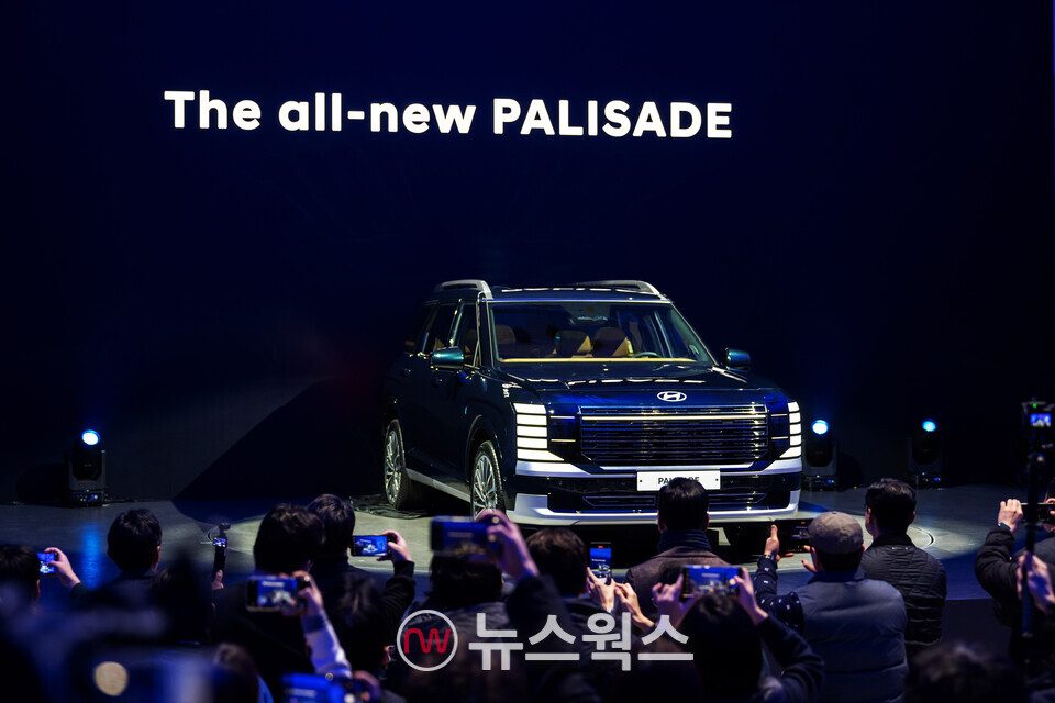 현대차의 프리미엄 플래그십 대형 스포츠유틸리티차(SUV) 팰리세이드의 2세대 완전 변경 모델인 '디 올 뉴 팰리세이드'가 지난 14일 경기 성남시 메종디탈리에서 공개되고 있다. (사진제공=현대차)