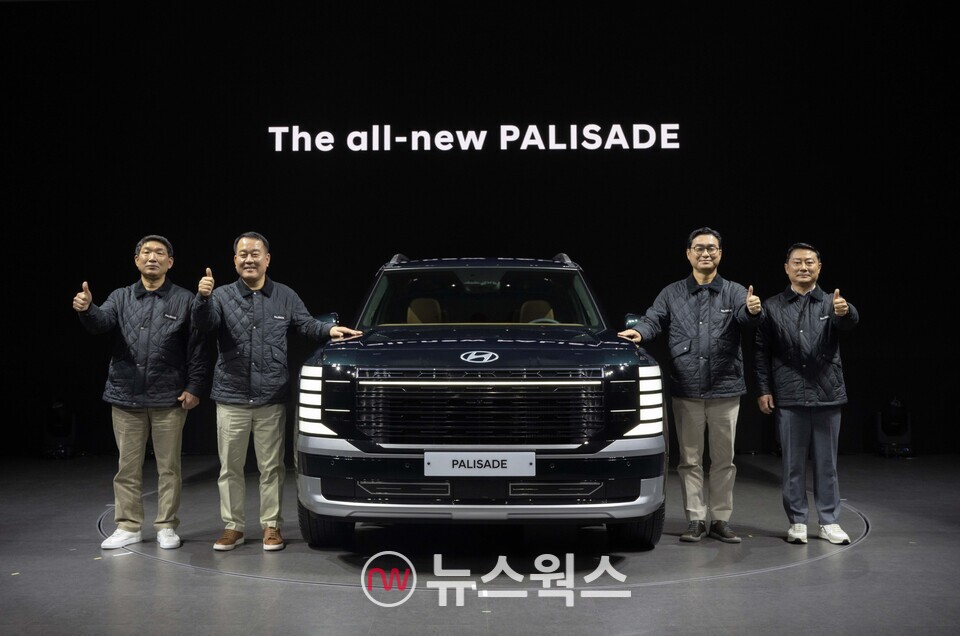 지난 14일 열린 팰리세이드 출시 행사에서 문용문(왼쪽부터) 현대차 노조위원장과 이동석 국내생산담당 사장, 정유석 국내사업본부 부사장, 박성열 판매의장이 포즈를 취하고 있다. (사진제공=현대차)