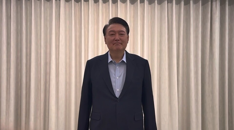 윤석열 대통령이 15일 오전 서울 한남동 대통령 관저에서 '국민께 드리는 말씀'을 전하고 있다. (출처=대통령실 제공 영상)