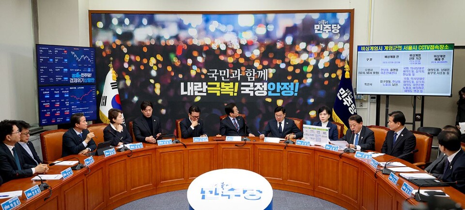 이재명(가운데) 민주당 대표가 지난 13일 국회에서 열린 최고위원회의에서 비상계엄 당시의 상황을 설명한 자료 화면을 바라보고 있다. (사진제공=민주당)