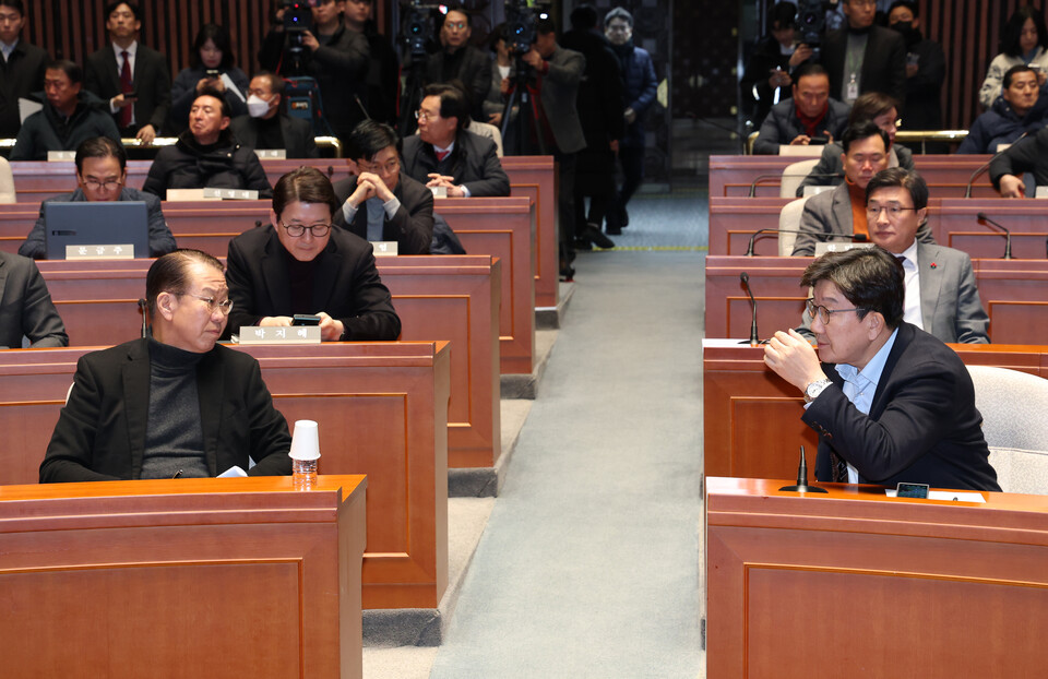 권영세(왼쪽) 국민의힘 비상대책위원장과 권성동 국민의힘 원내대표가 15일 국회에서 열린 비상의원총회에서 대화하고 있다. (사진=뉴스1)