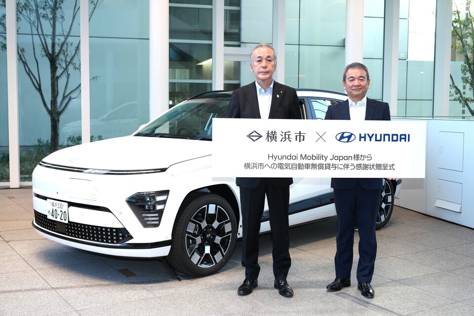 현대차 일본법인이 지난해 9월 전기 SUV 코나를 요코하마시에 공무차로 3년간 무상 제공하기로 한 뒤, 시치고 미키 토시유키(오른쪽) 현대차 일본법인 매니저 디렉터와 히라하라 토시히데 요코하마시 부시장이 기념 촬영을 하고 있다. (출처=현대모빌리티재팬 뉴스룸)