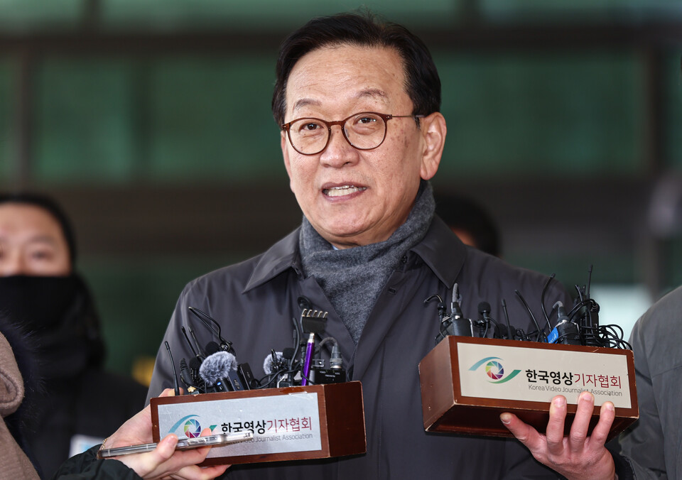 윤 대통령 측 변호인단 구성에 참여하는 석동현 변호사가 지난달 19일 서울 서초구 서울고등검찰청 앞에서 취재진 질문에 답하고 있다. (사진=뉴스1)