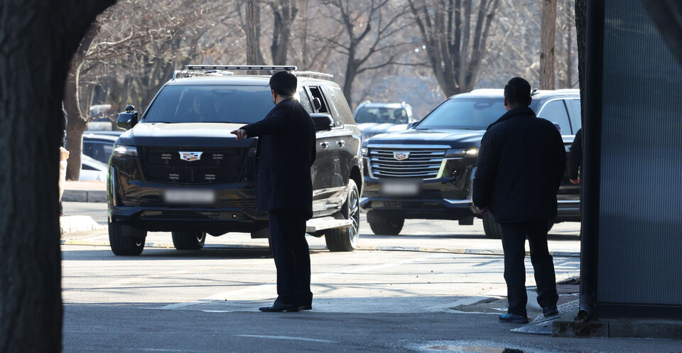 윤석열 대통령이 탑승한 차량이 지난 15일 오전 경기 과천 고위공직자범죄수사처(공수처)에 도착해 주차장으로 들어가고 있다. (사진=뉴스1)