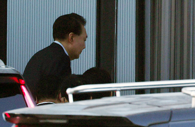 윤석열 대통령이 15일 오전 경기 과천 고위공직자범죄수사처에 도착해 조사실로 향하고 있다. (사진=뉴스1)