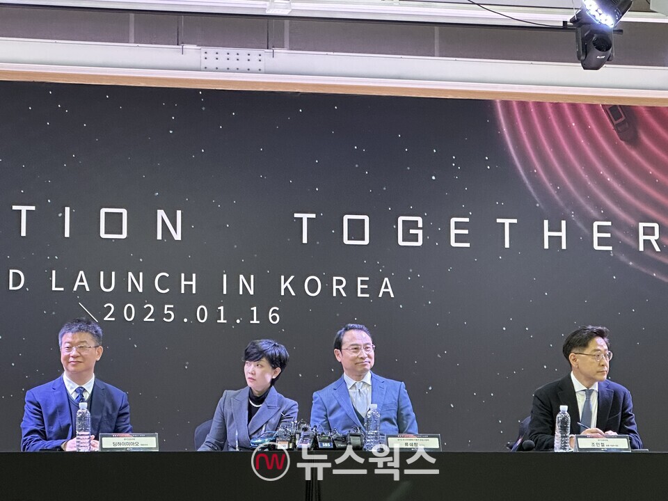 16일 'BYD 승용 브랜드 출시 미디어 쇼케이스' 행사에서 딩하이미아오(왼쪽부터) BYD코리아 대표이사, 류쉐량 BYD 아시아태평양 자동차 영업사업부 총경리, 조인철 BYD코리아 승용 부문 대표가 기자들의 질문에 답하고 있다. (사진=정현준 기자)